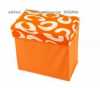 Sedací Boxer oranžový ve stylu ART  a  DECO
51 x 34 x 47 cm

Úložný box, který unese až 150 kg vážícího člověka. Poslouží jako židlička (taburet), kterou můžete kdykoliv složit a schovat, ale také jako úložný prostor na hračky, prádlo, ...

Vyrobeno z velmi pevného a odolného textilu! Skládací konstrukce, stěny jsou vyztuženy odolným plastem.

Rozměry: 51 x 34 x 47 cm!