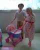Barbie rodina Barbie těhotná s dvojčátky, Evička s pejskem a kočičkami, Igra panenka v kočárku, postýlka, váhy, nočník, chrastítko, lahvička, nevybalený nábyteček, Ken se svým pejskem na vodítku s přívěškem srdíčko, miska s granulema, oblečení pro Barbie i Kena na převlékání, ručně šité, obšité, kvalitní zapínání, nově ušité další oblečení není na fotu, možno si vybrat hnědovlasého  Kena nebo blond