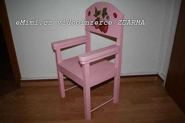 Pěkná dřevěná dětská židlička